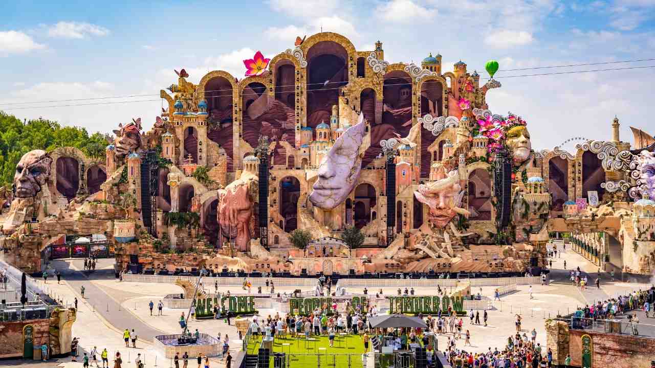 Roban dos pinturas de Consciencia en Tomorrowland 2026: 'Love' y 'Desire' desaparecen del restaurante